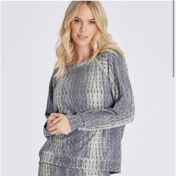 NWT 💋🦊 WILDFOX Wetlands Sommers Sweater - top only - Picture 1 of 14